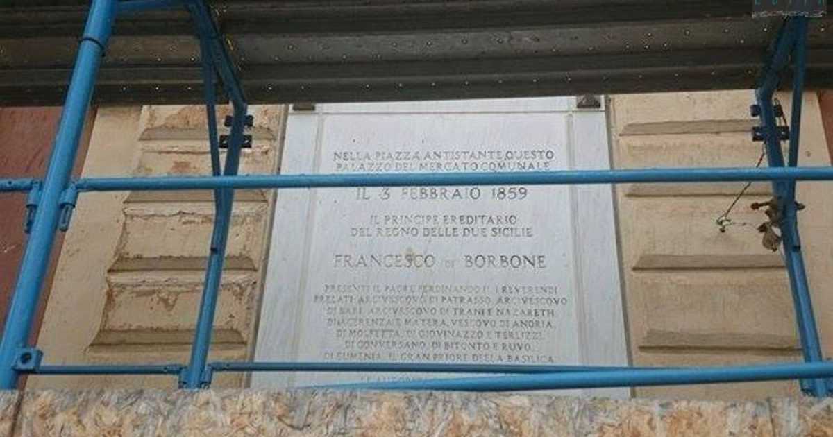 Quella targa che celebra l'incontro barese tra l'ultimo re borbone e la sorella di "Sissi"
